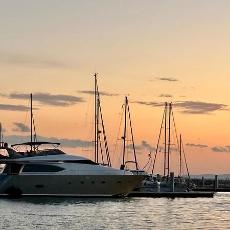 ホテル Motoryacht 21 Avec Equipage バルセロナ エクステリア 写真