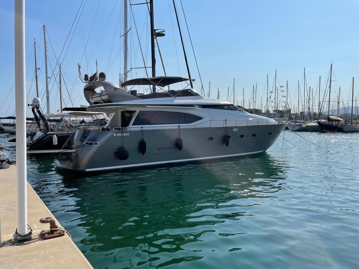 ホテル Motoryacht 21 Avec Equipage バルセロナ エクステリア 写真