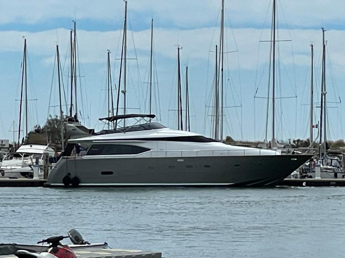 ホテル Motoryacht 21 Avec Equipage バルセロナ エクステリア 写真