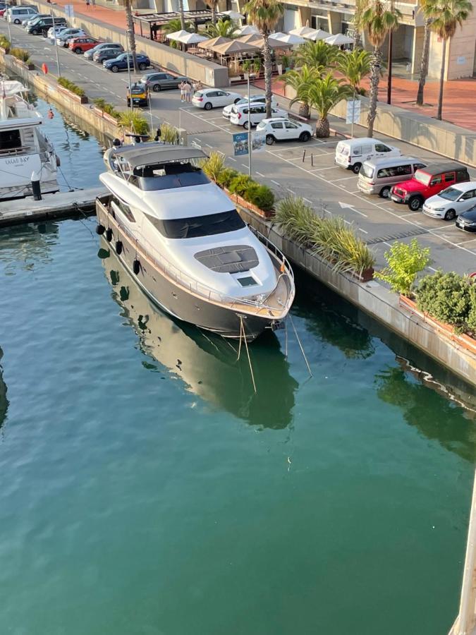 ホテル Motoryacht 21 Avec Equipage バルセロナ エクステリア 写真