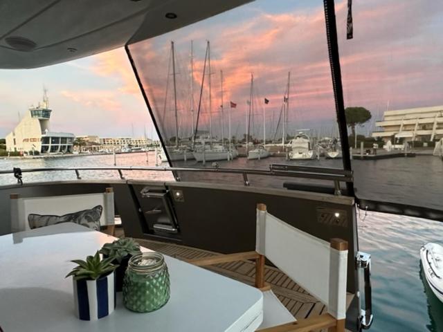 ホテル Motoryacht 21 Avec Equipage バルセロナ エクステリア 写真
