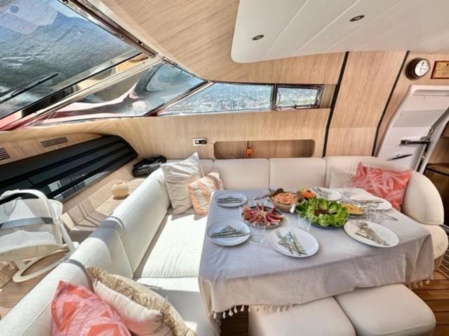 ホテル Motoryacht 21 Avec Equipage バルセロナ エクステリア 写真