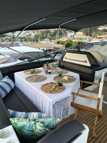 ホテル Motoryacht 21 Avec Equipage バルセロナ エクステリア 写真