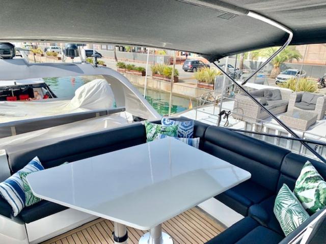 ホテル Motoryacht 21 Avec Equipage バルセロナ エクステリア 写真