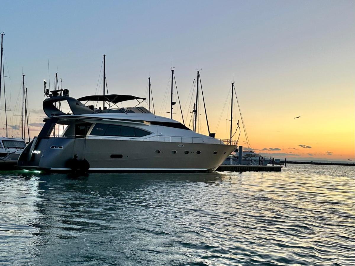 ホテル Motoryacht 21 Avec Equipage バルセロナ エクステリア 写真