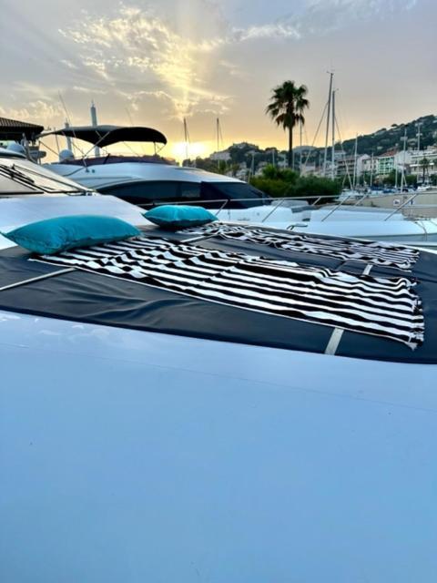 ホテル Motoryacht 21 Avec Equipage バルセロナ エクステリア 写真