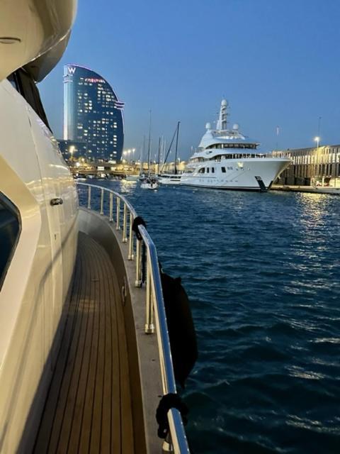 ホテル Motoryacht 21 Avec Equipage バルセロナ エクステリア 写真
