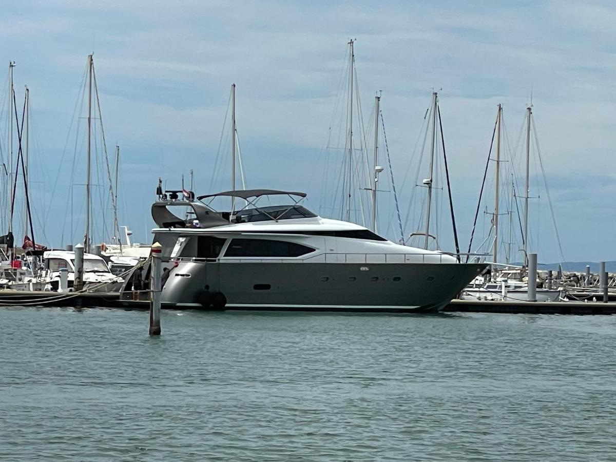 ホテル Motoryacht 21 Avec Equipage バルセロナ エクステリア 写真