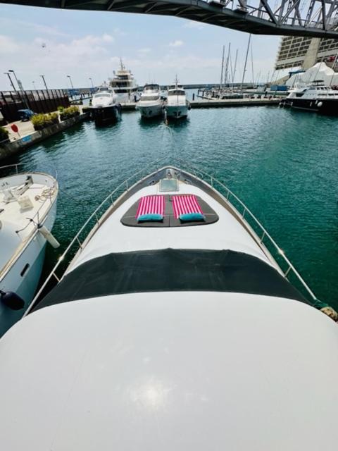 ホテル Motoryacht 21 Avec Equipage バルセロナ エクステリア 写真