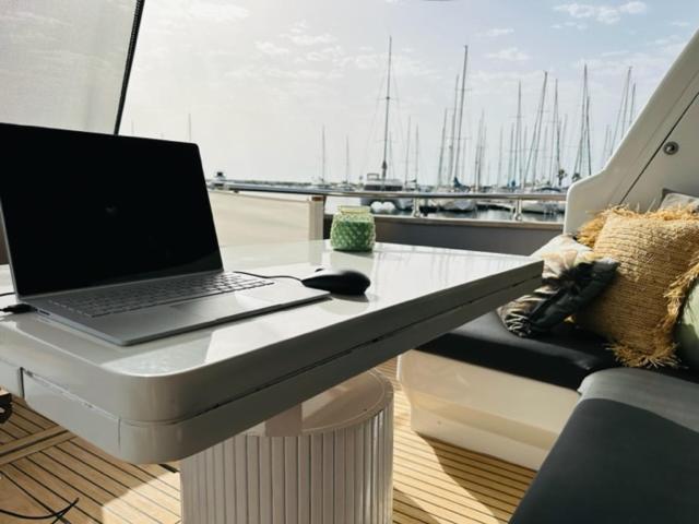 ホテル Motoryacht 21 Avec Equipage バルセロナ エクステリア 写真