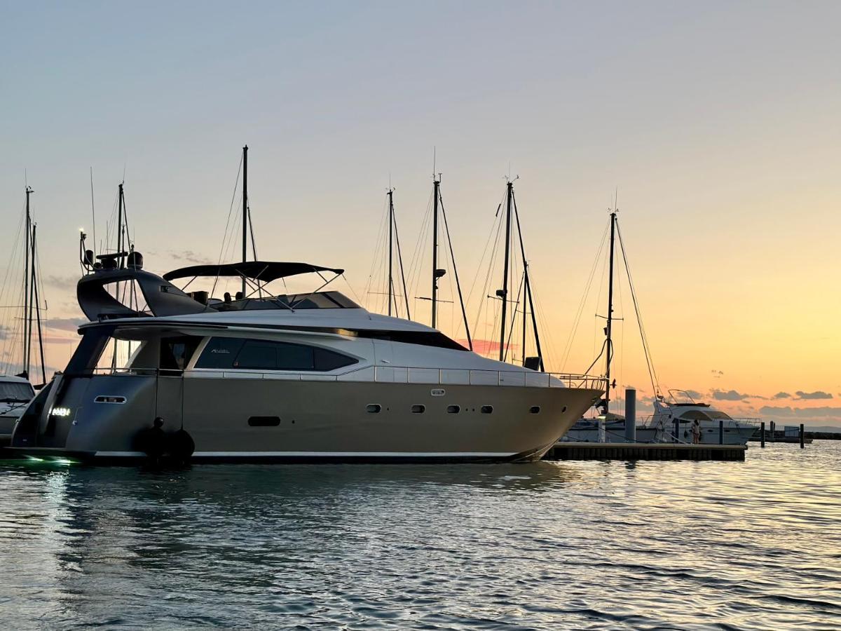 ホテル Motoryacht 21 Avec Equipage バルセロナ エクステリア 写真