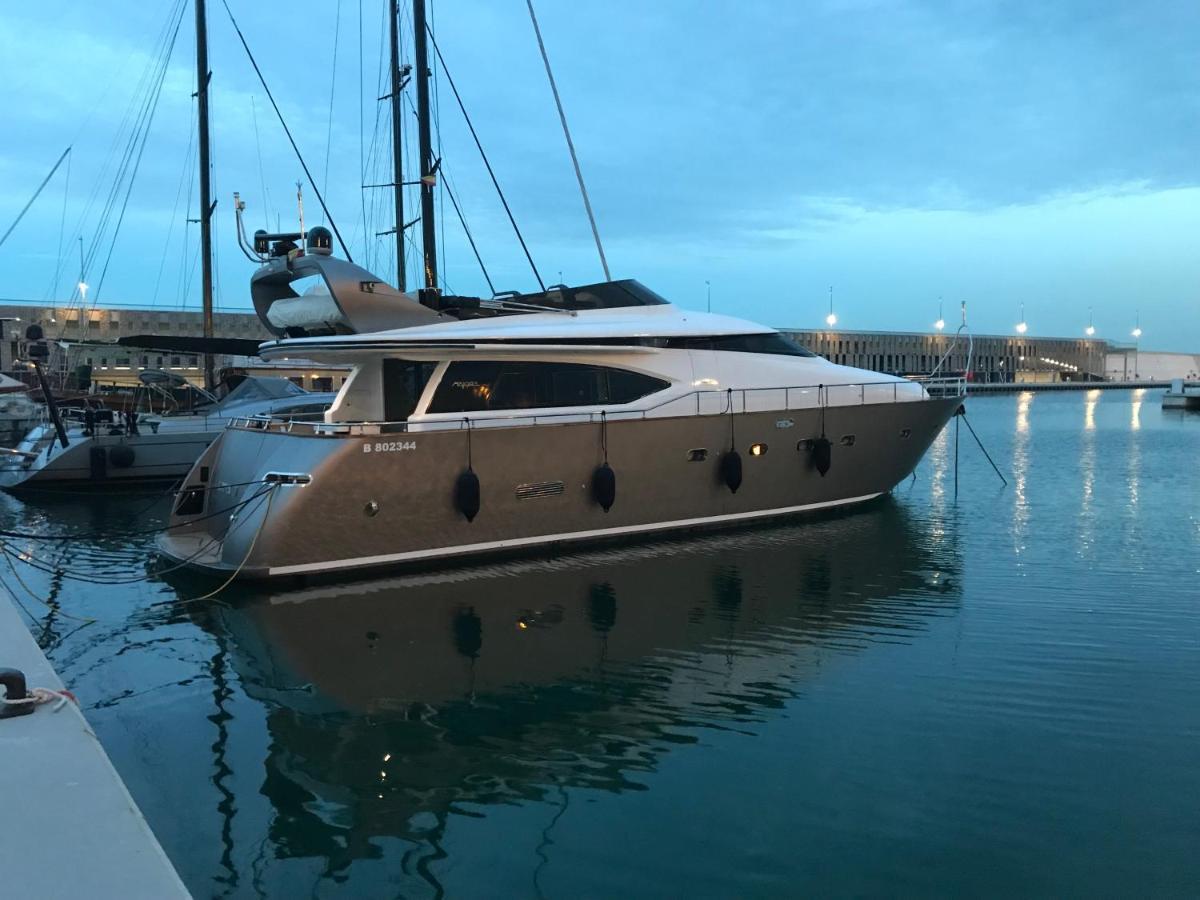 ホテル Motoryacht 21 Avec Equipage バルセロナ エクステリア 写真