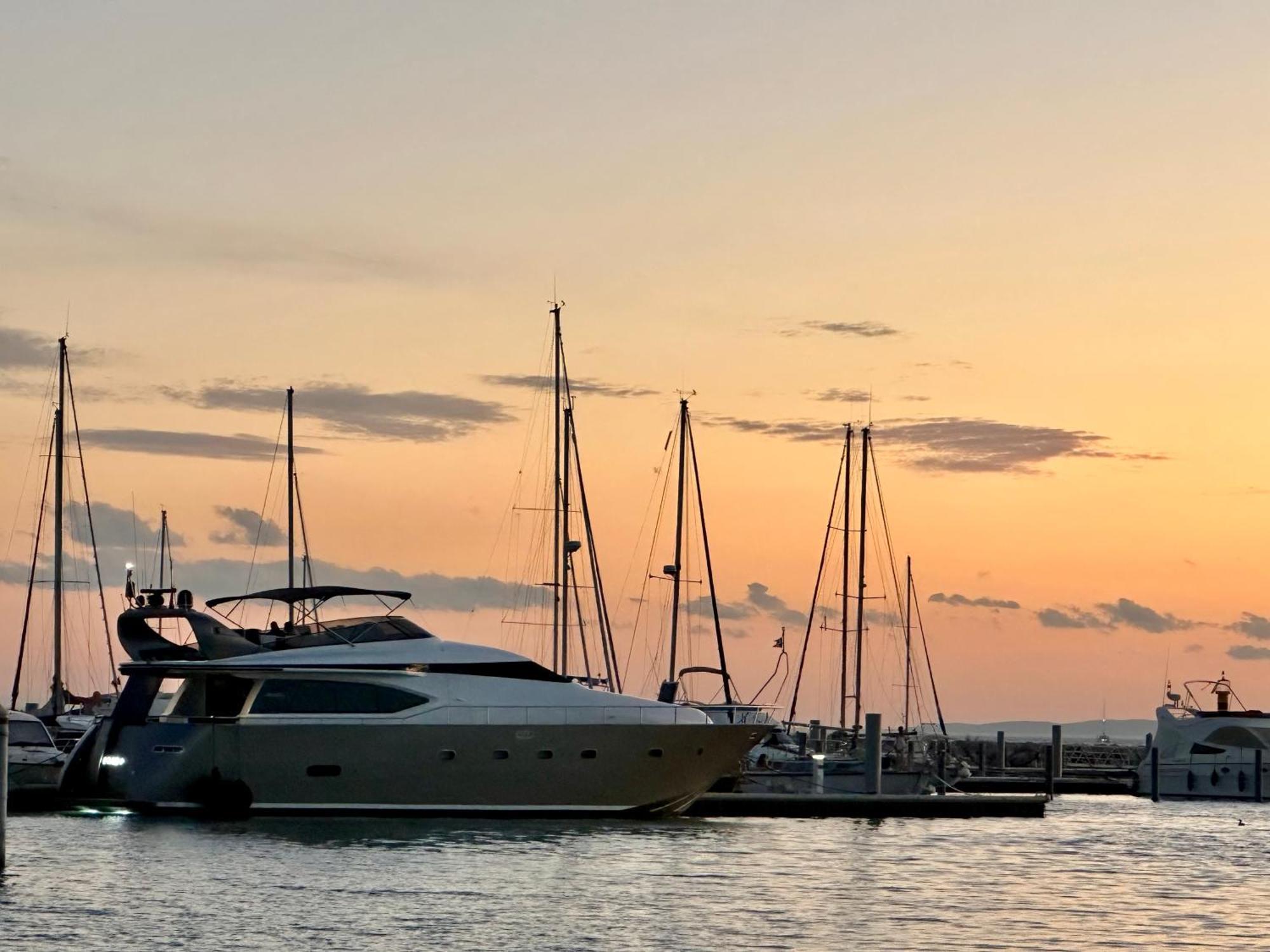 ホテル Motoryacht 21 Avec Equipage バルセロナ エクステリア 写真