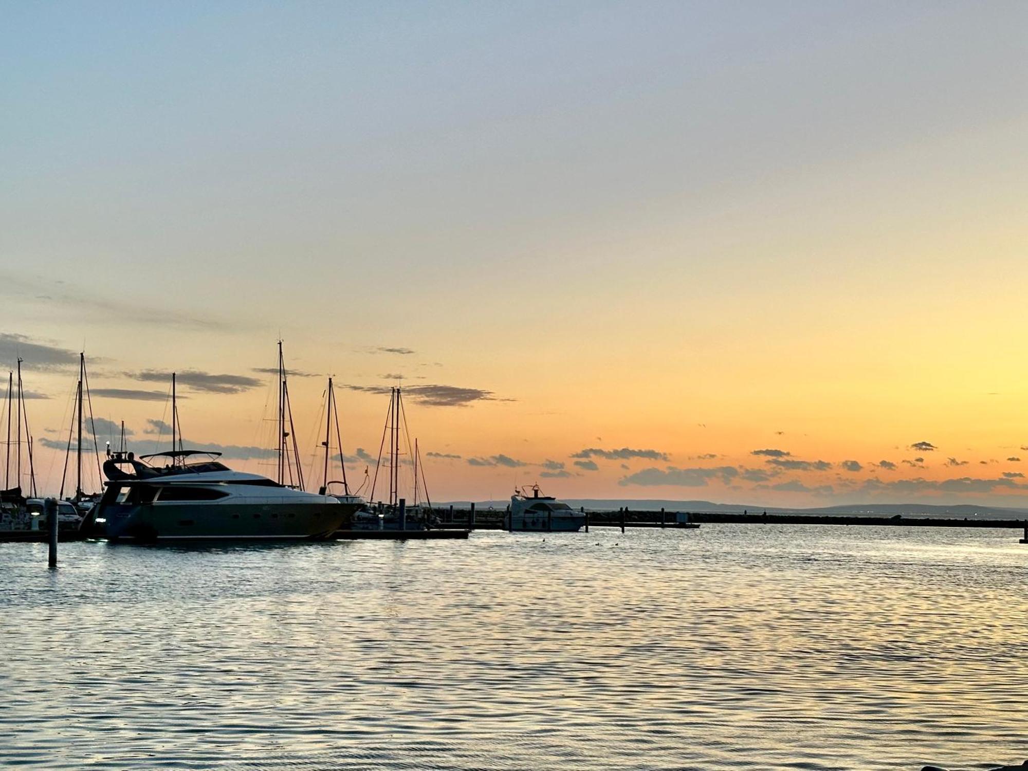 ホテル Motoryacht 21 Avec Equipage バルセロナ エクステリア 写真